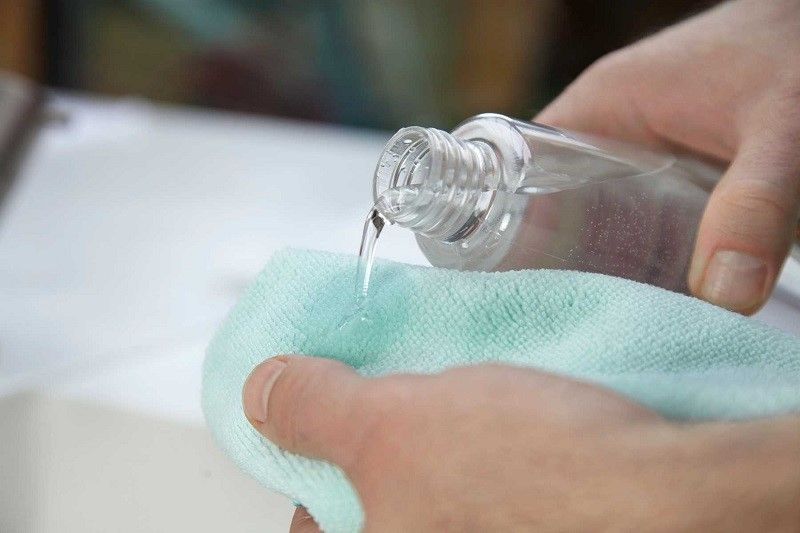 Cách làm sạch keo dán trên kính bằng xăng thơm hoặc cồn